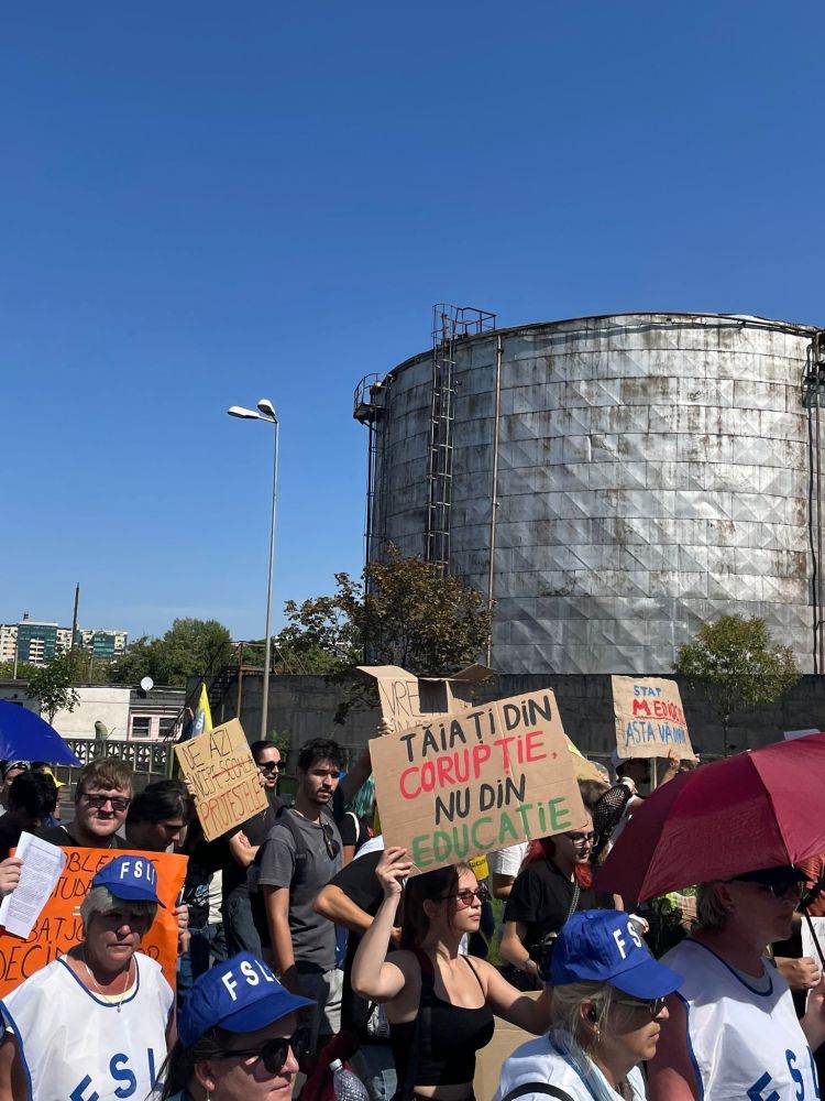 Protestatarii încep să părăsească zona Palatului Cotroceni